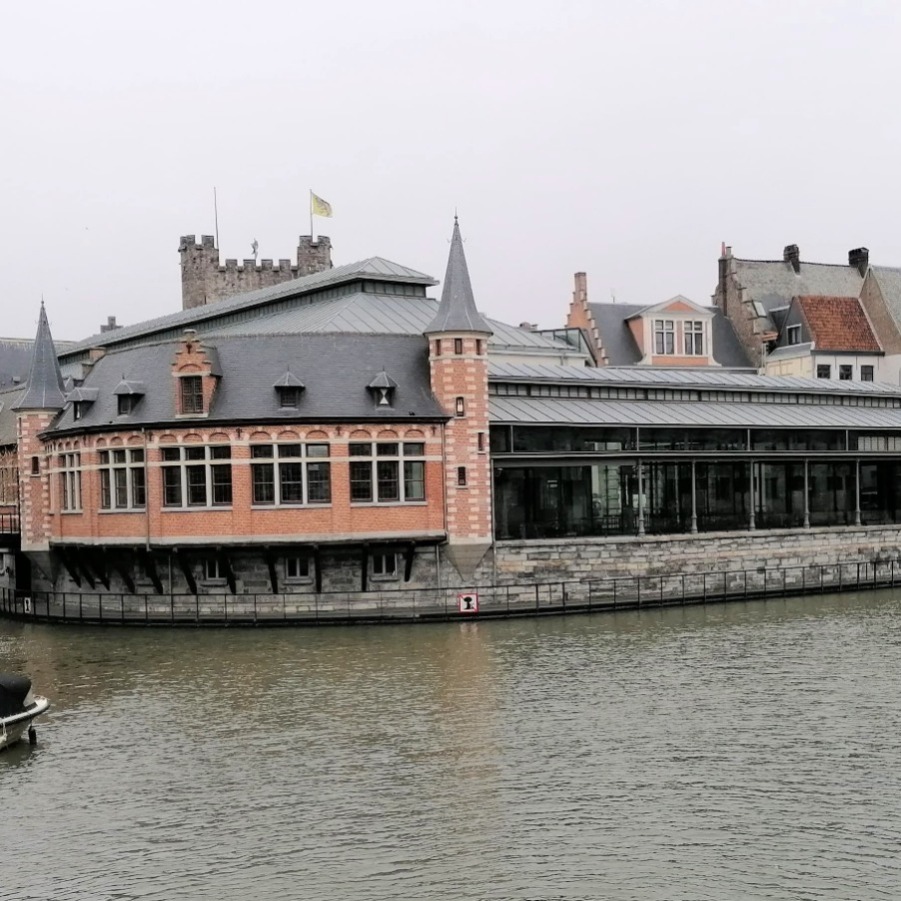 Eventlocatie Gent De oude Vismijn - Dit is de oude vismijn die je kan zien als je op de brug staat. 