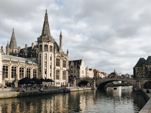 De Graslei in Gent waar u langs het water kan zitten en allerlei coronaproof activiteiten kunt doen.
